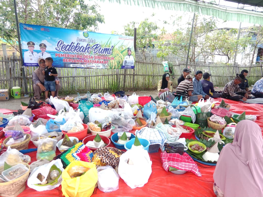ACARA ADAT "SEDEKAH BUMI" PEMERINTAH DESA SINGARAJA BERSAMA MASYARAKAT BERTEMPAT DI BLOK KETIMPAL